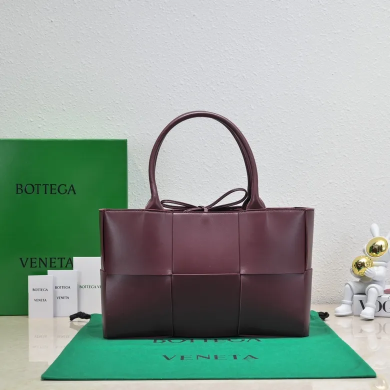 Batch 1960 large arco, BottegaVeneta# official website latest cowhide leather SLIP tote handbag, and the logo has been changed to the side panel😍The oversized woven design really makes it a huge gap from ordinary tote bags🔗🔗Different color combinations inside and outside ⛓Daniel Lee leads the brand's DNA to continue to evolve with fresh inspiration🧬🧬showing a balanced style of luxury and reality👉: 36*24*14 Model: 9892#, the latest logo is on the side